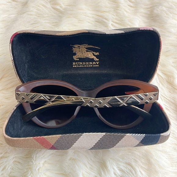 Authentic Burberry Sunglasses - Picture 11 of 11